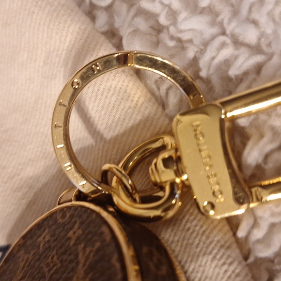 Louis Vuitton MonogramVisit Porte-Clé Boîte Chapeau Bag. - Picture 9 of 11